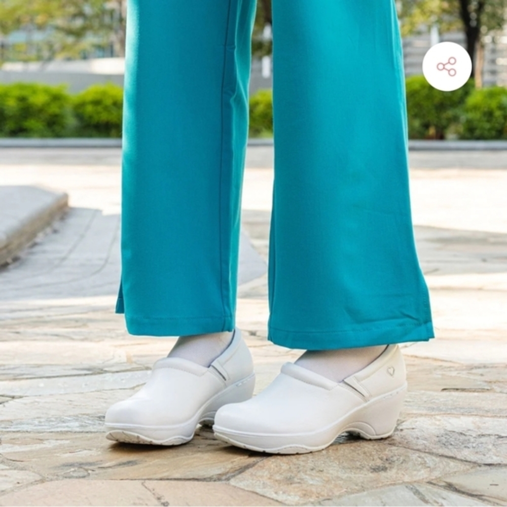 New Nurse Mates Bryar leather shoes,clogs, pillow top